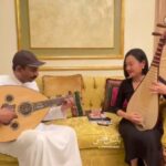 أهداني عوده الخاص.. فنانة صينية: كتبت بحثين أكاديميين عن عزف عبادي الجوهر