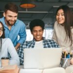 دراسة: إجراء المكالمات بوضع الهاتف على الأذن مهدد بالانقراض!