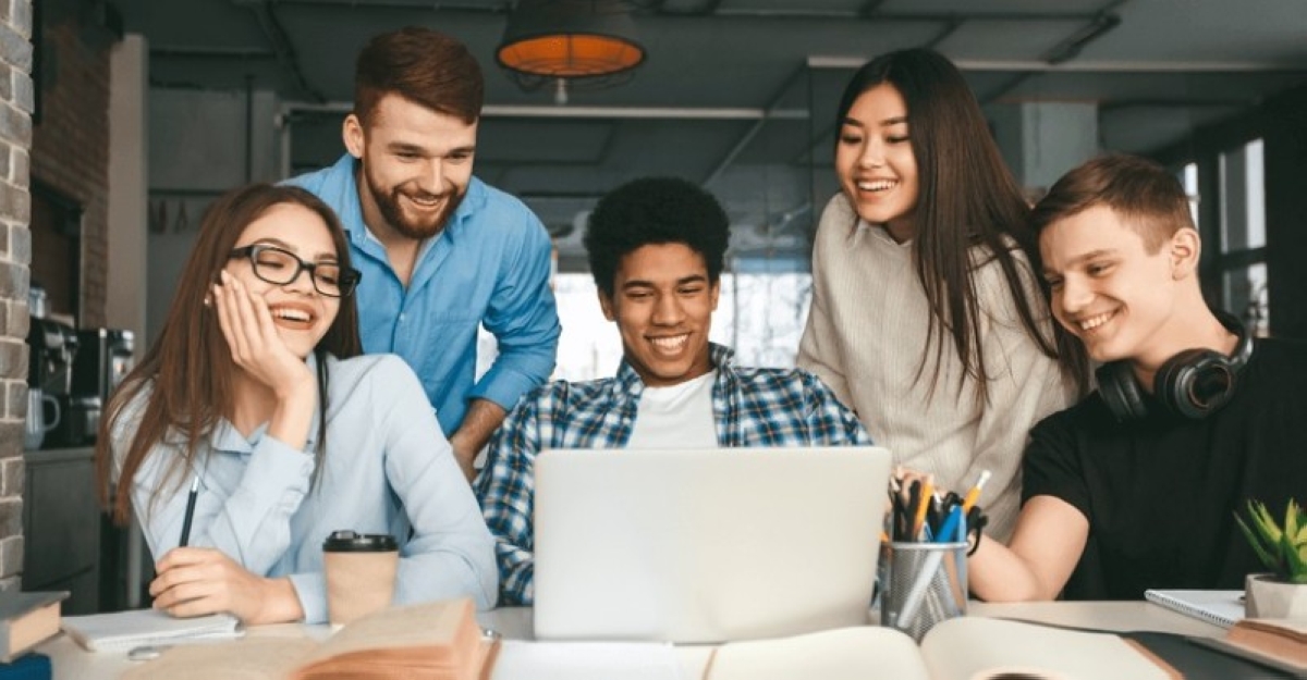 دراسة: إجراء المكالمات بوضع الهاتف على الأذن مهدد بالانقراض!