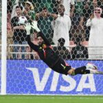 الجماهير تحتفل بعد القلق.. تصدي العقيدي يحبس الأنفاس