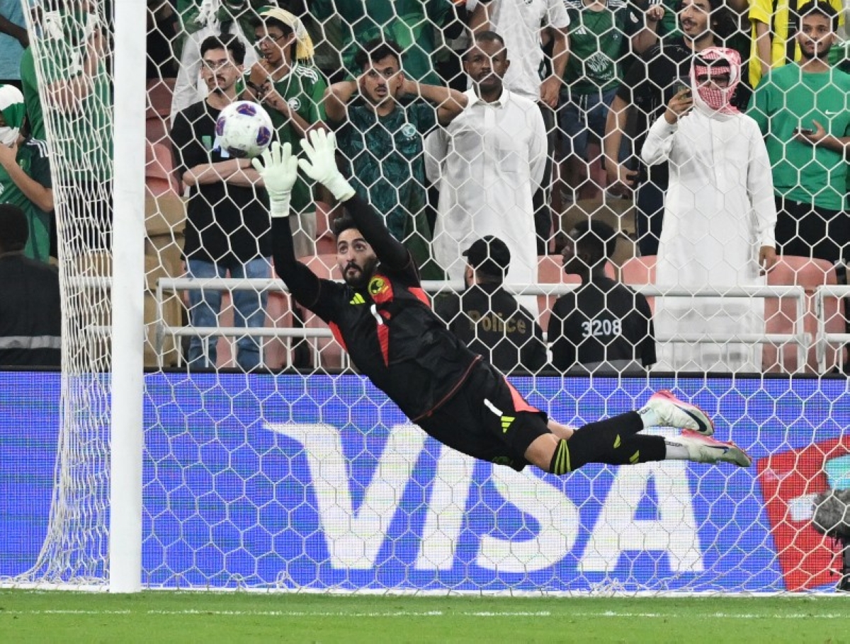 الجماهير تحتفل بعد القلق.. تصدي العقيدي يحبس الأنفاس