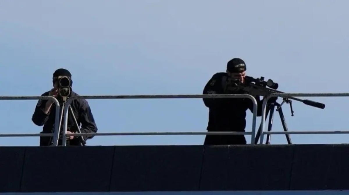 «قنّاصة» على سطح فندق منتخب إسرائيل في إيطاليا «قنّاصة» على سطح فندق منتخب إسرائيل في إيطاليا