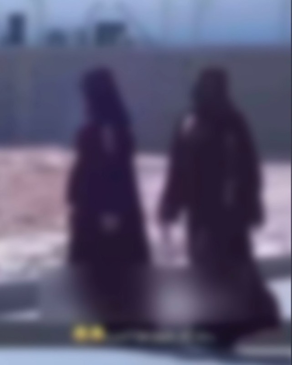 فتاتان مسلحتان تثيران الجدل في بيشة