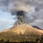 كارثة بركانية في إندونيسيا.. 6 أميال من الرماد توقف الطيران وتعطل الحياة