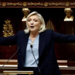 الحكومة الفرنسية تنجو بأعجوبة من سحب الثقة وسط أزمة سياسية