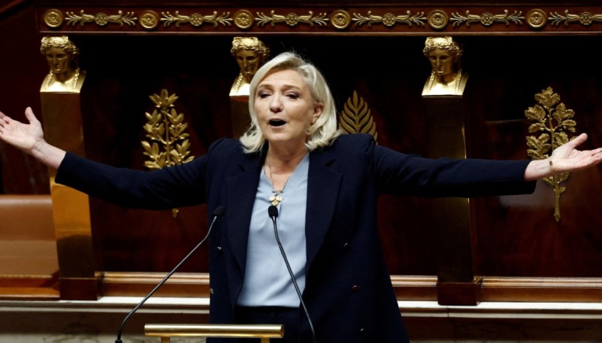 الحكومة الفرنسية تنجو بأعجوبة من سحب الثقة وسط أزمة سياسية