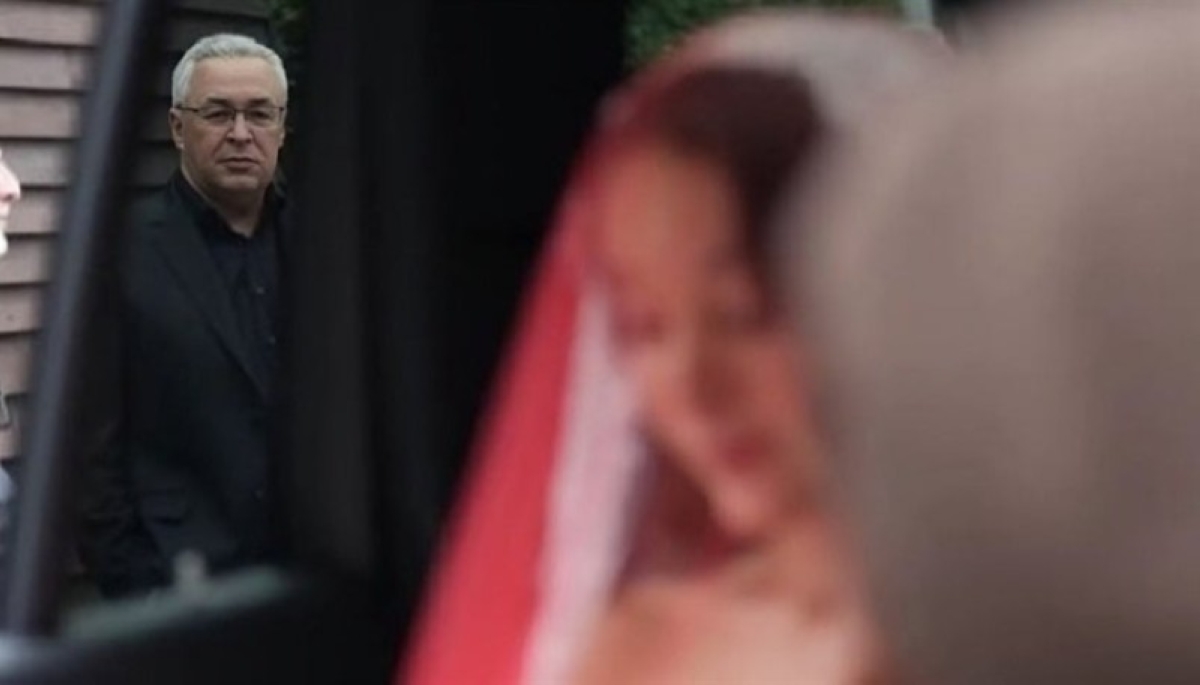 عريس يتفاجأ بوثيقة صادمة.. وشروط الأب تثير الجدل