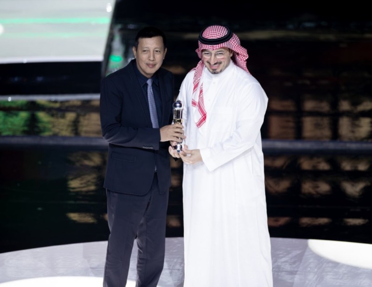 أنصفته آسيا.. المسحل يتسلم جائزة أفضل اتحاد وطني أنصفته آسيا.. المسحل يتسلم جائزة أفضل اتحاد وطني