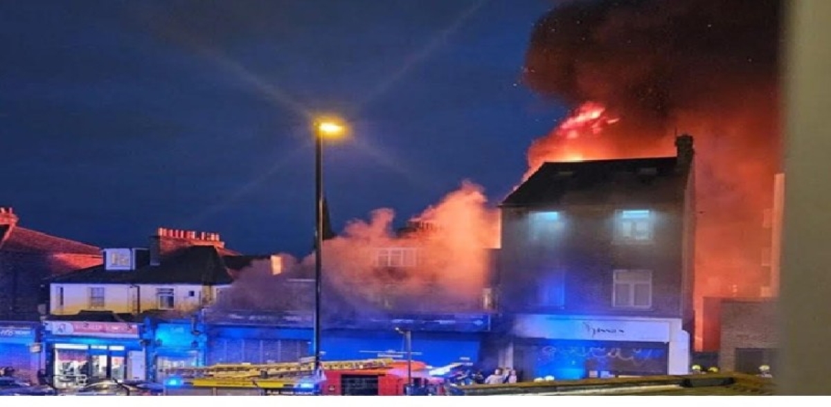 حريق ضخم يشلّ الحركة في جنوب لندن حريق ضخم يشلّ الحركة في جنوب لندن