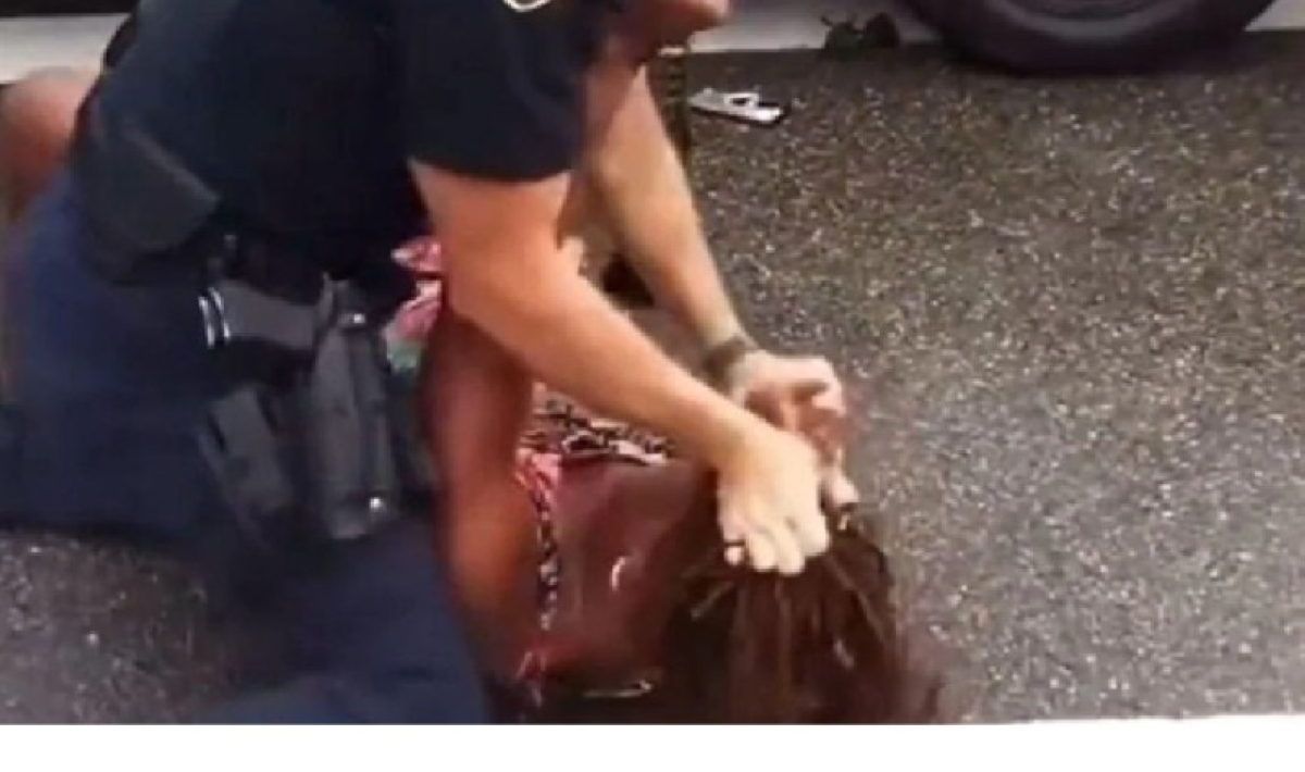 هل يكشف هذا المنظر الوجه الحقيقي للشرطة الأمريكية؟ هل يكشف هذا المنظر الوجه الحقيقي للشرطة الأمريكية؟