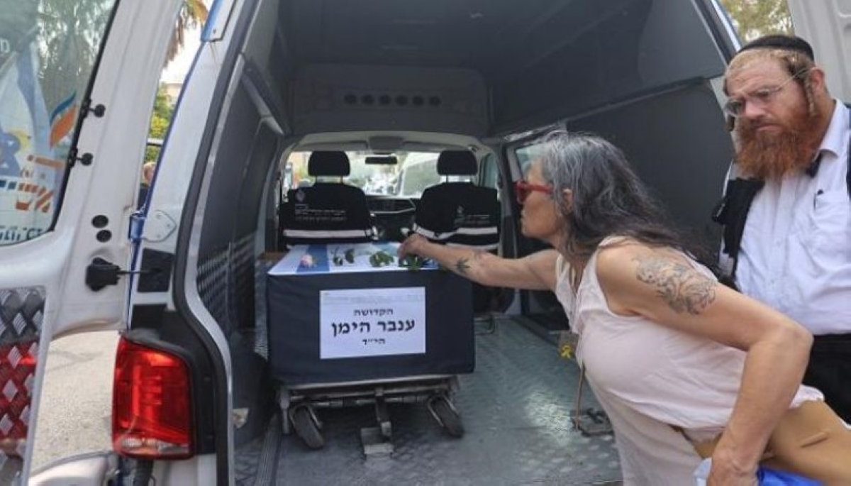 حماس تُسلم جثمان رهينة إسرائيلي للصليب الأحمر حماس تُسلم جثمان رهينة إسرائيلي للصليب الأحمر