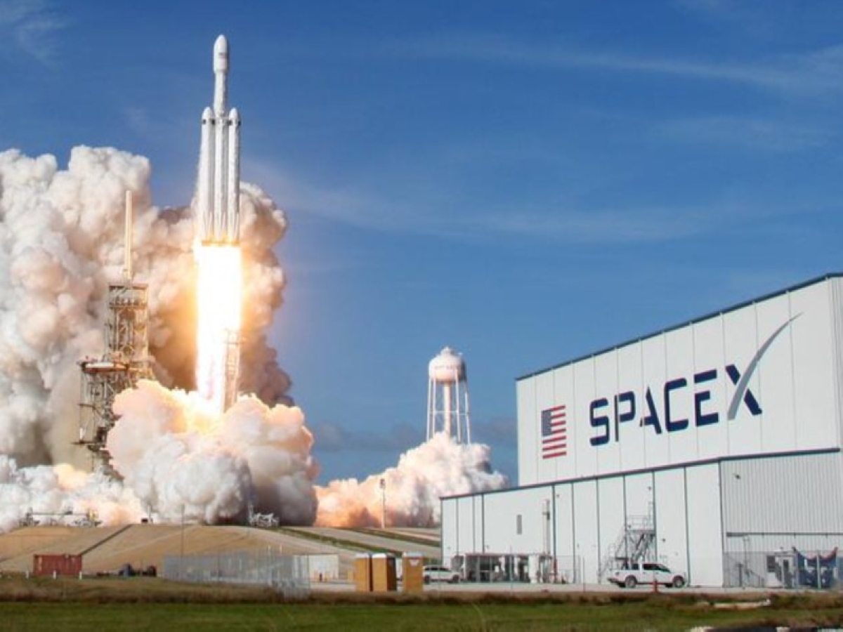 «سبيس إكس» تطلق 28 قمراً صناعياً جديداً من «ستارلينك» إلى الفضاء