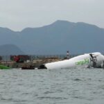 مقتل شخصين إثر انحراف طائرة شحن عن مدرج مطار هونغ كونغ