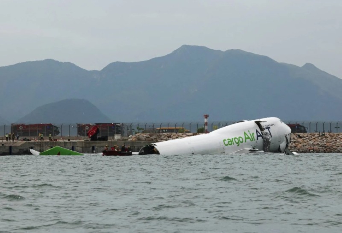 مقتل شخصين إثر انحراف طائرة شحن عن مدرج مطار هونغ كونغ مقتل شخصين إثر انحراف طائرة شحن عن مدرج مطار هونغ كونغ