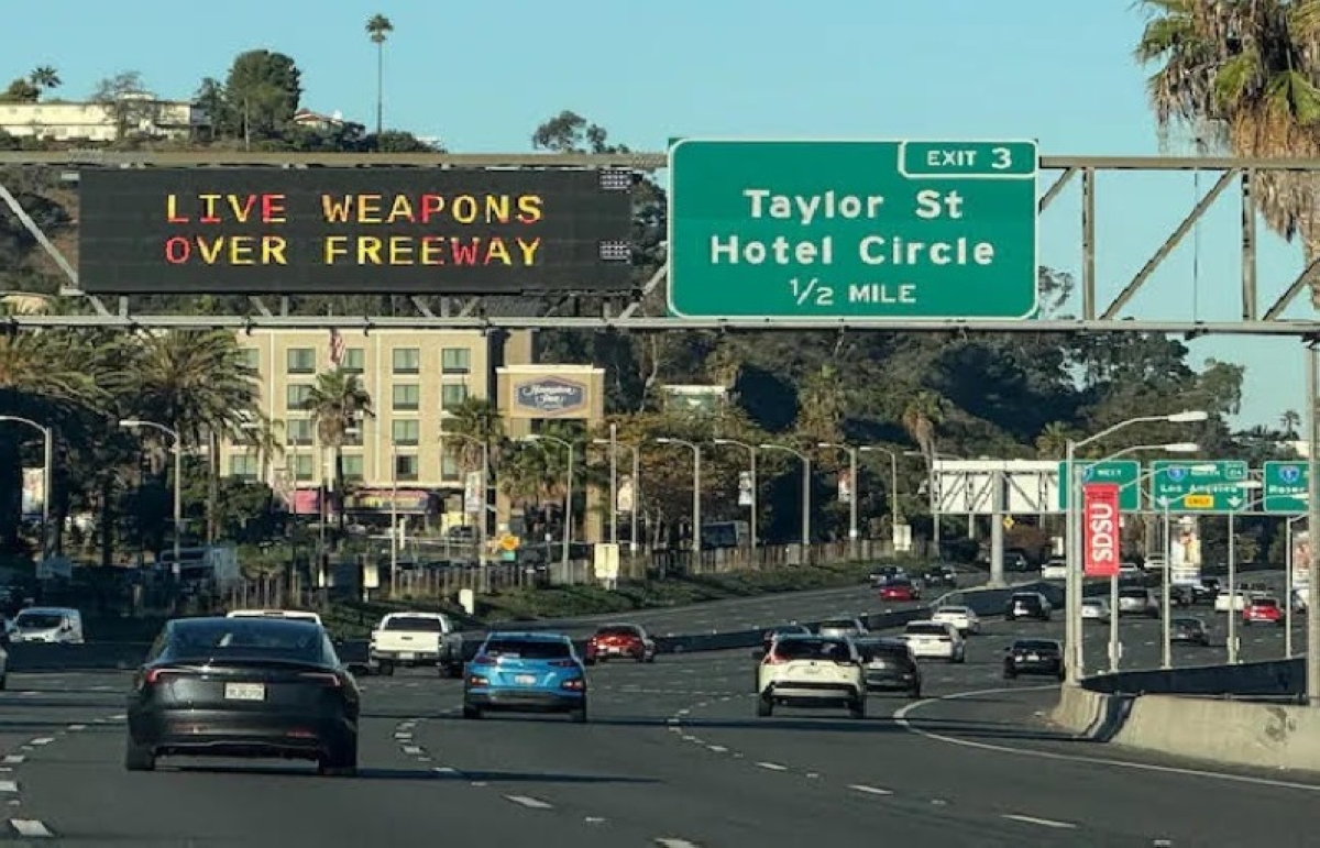 انفجار قذيفة قرب موكب نائب الرئيس الأمريكي انفجار قذيفة قرب موكب نائب الرئيس الأمريكي