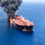 بعد انفجار بداخلها.. النيران تشتعل في سفينة «إم.في فالكون» قبالة اليمن