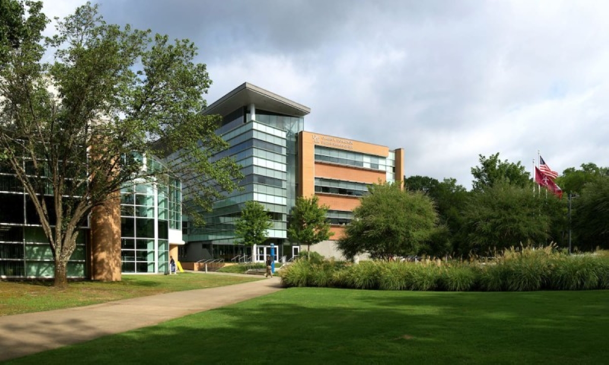 جامعة أمريكية تطرد أستاذة للقانون بسبب «تشارلي كيرك» جامعة أمريكية تطرد أستاذة للقانون بسبب «تشارلي كيرك»