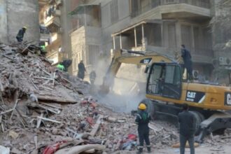 مصر: إحالة 6 مسؤولين للمحاكمة لتسببهم في مصرع 8 مواطنين تحت أنقاض عقار مصر: إحالة 6 مسؤولين للمحاكمة لتسببهم في مصرع 8 مواطنين تحت أنقاض عقار
