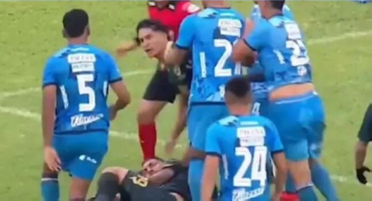 في الدوري البوليفي.. شجار بين الفريقين يستدعي تدخل الشرطة و«الغاز المسيل للدموع» في الدوري البوليفي.. شجار بين الفريقين يستدعي تدخل الشرطة و«الغاز المسيل للدموع»