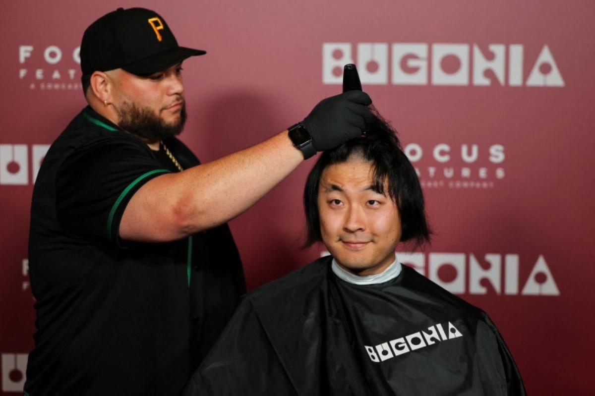 تواجد حلاق في السينما.. «بوغونيا»: احلق شعرك لحضور العرض المبكر للفيلم تواجد حلاق في السينما.. «بوغونيا»: احلق شعرك لحضور العرض المبكر للفيلم