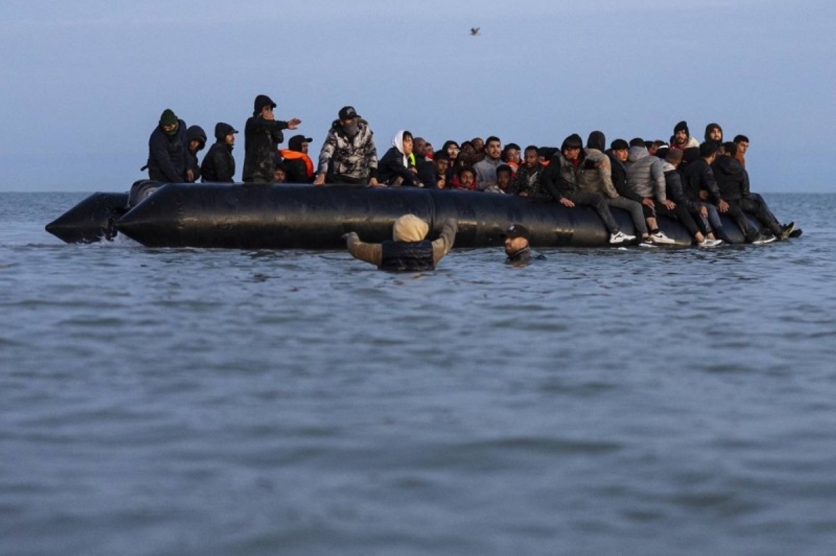 مقتل 40 مهاجراً وإنقاذ 30 آخرين قبالة سواحل تونس مقتل 40 مهاجراً وإنقاذ 30 آخرين قبالة سواحل تونس