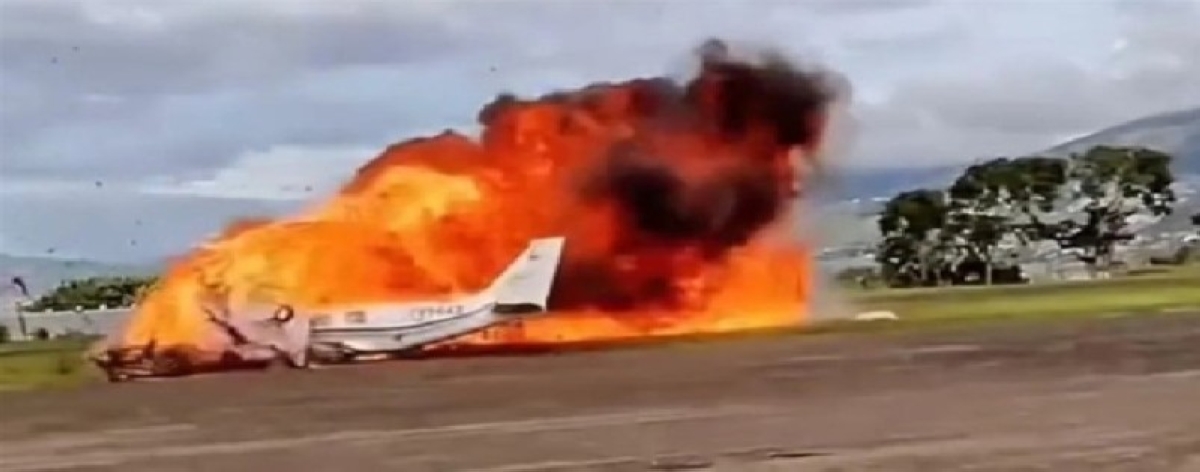 طائرة ترتفع أمتاراً قليلة قبل أن «تنفجر»