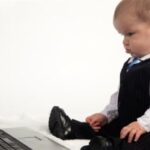 بريطانية تعرض 846 ألف ريال لتربية طفلها كـ«نبيل»