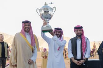 ولي عهد الأردن يُتوّج المنتخب السعودي بكأس العرب للهجن ولي عهد الأردن يُتوّج المنتخب السعودي بكأس العرب للهجن