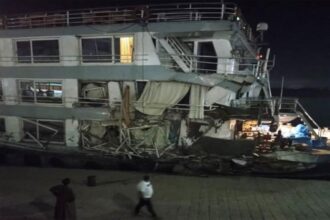 انهيار كوبري بعد اصطدام باخرة سياحية في أسوان انهيار كوبري بعد اصطدام باخرة سياحية في أسوان