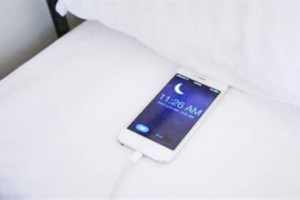 عادات يومية تُهلك بطارية هاتفك