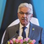 وزير الدفاع الباكستاني يتوعد أفغانستان بحرب مفتوحة إذا فشلت المحادثات