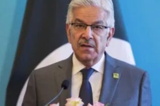 وزير الدفاع الباكستاني يتوعد أفغانستان بحرب مفتوحة إذا فشلت المحادثات وزير الدفاع الباكستاني يتوعد أفغانستان بحرب مفتوحة إذا فشلت المحادثات