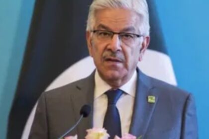 وزير الدفاع الباكستاني يتوعد أفغانستان بحرب مفتوحة إذا فشلت المحادثات