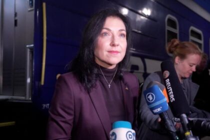 القصف الروسي يجبر وزيرة ألمانية على الاحتماء بملجأ بأوكرانيا