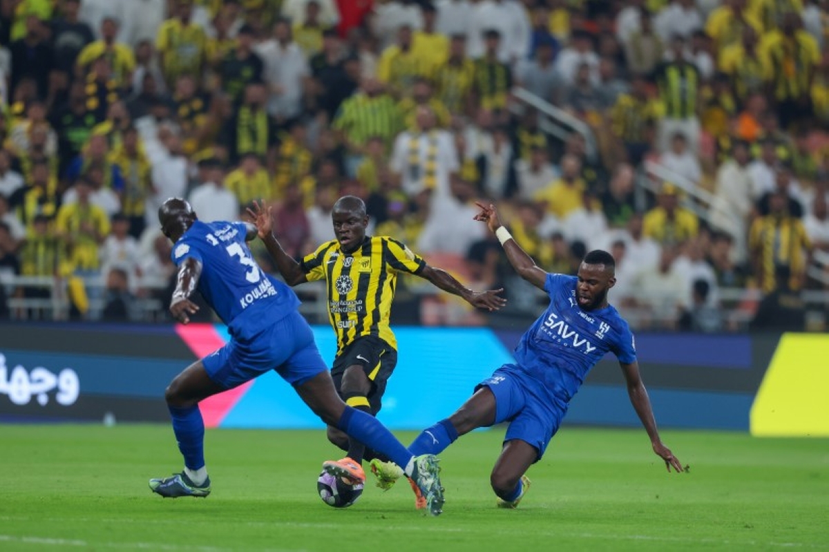 مستشار «عكاظ» التحكيمي: الحكم تجاهل طرد مدافع الهلال في «الكلاسيكو» مستشار «عكاظ» التحكيمي: الحكم تجاهل طرد مدافع الهلال في «الكلاسيكو»