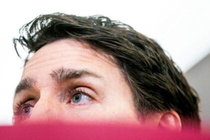 رئيس وزراء كندا يشعل باريس بعلاقته مع «مغنية»