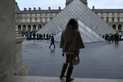 «فضيحة اللوفر».. تورّط رجل أمن بسرقة المجوهرات!