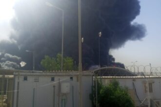 مصرع عاملين في حريق خط أنابيب نفطي بالبصرة مصرع عاملين في حريق خط أنابيب نفطي بالبصرة