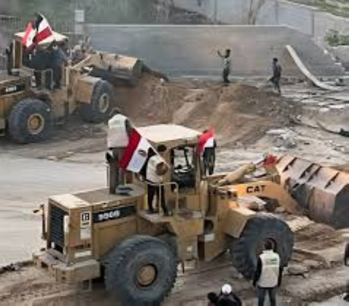 معدات مصرية تدخل غزة للبحث عن الرهائن الإسرائيليين معدات مصرية تدخل غزة للبحث عن الرهائن الإسرائيليين