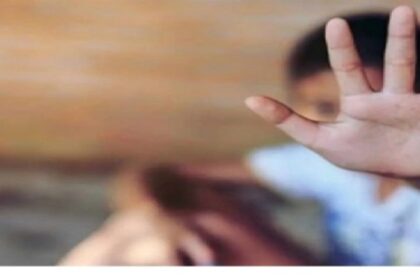 أم تربط طفليها قبل تعذيبهما «داخل حمام»