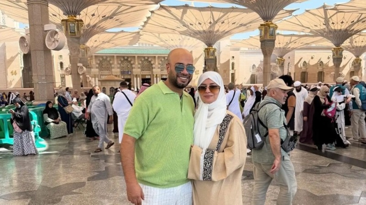 حاتم صلاح يبدأ حياته الزوجية بزيارة السعودية مع زوجته حاتم صلاح يبدأ حياته الزوجية بزيارة السعودية مع زوجته