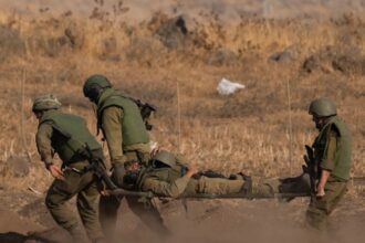 إصابة 12 جندياً إسرائيلياً على حدود غزة إصابة 12 جندياً إسرائيلياً على حدود غزة