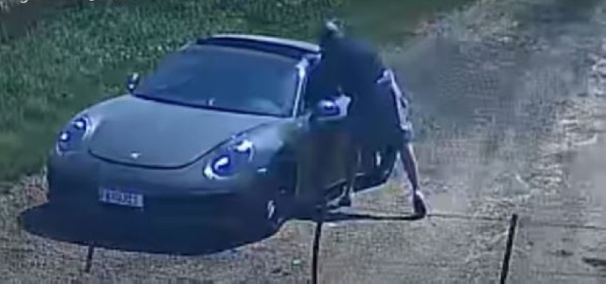 برازيلي يشعل النار في بورش 911.. والكاميرا تفضحه! برازيلي يشعل النار في بورش 911.. والكاميرا تفضحه!