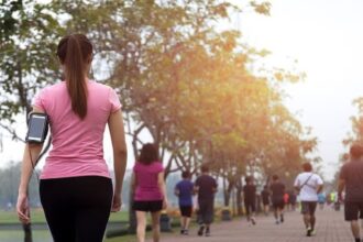 نزهة 15 دقيقة يومياً تحمي القلب نزهة 15 دقيقة يومياً تحمي القلب