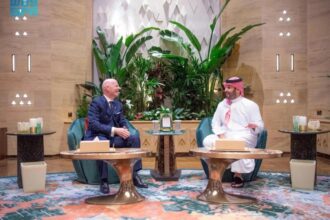 ولي العهد يلتقي رئيس الاتحاد الدولي لكرة القدم