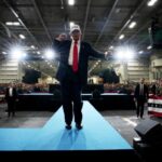 ترمب يرقص مجدداً.. احتفال عفوي للرئيس الأمريكي مع بحارة بلاده في اليابان ترمب يرقص مجدداً.. احتفال عفوي للرئيس الأمريكي مع بحارة بلاده في اليابان