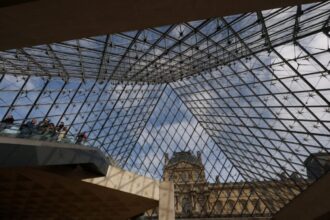 «لص سابق» حذّر من كارثة سرقة «اللوفر»! «لص سابق» حذّر من كارثة سرقة «اللوفر»!