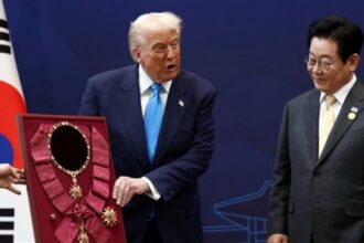 كوريا الجنوبية تفاجئ ترمب بأرفع وسام وتاج ذهبي كوريا الجنوبية تفاجئ ترمب بأرفع وسام وتاج ذهبي