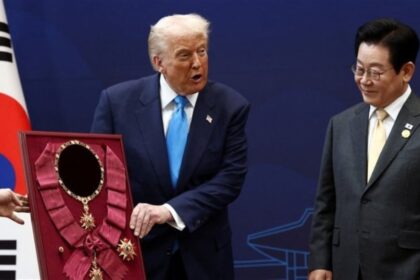 كوريا الجنوبية تفاجئ ترمب بأرفع وسام وتاج ذهبي