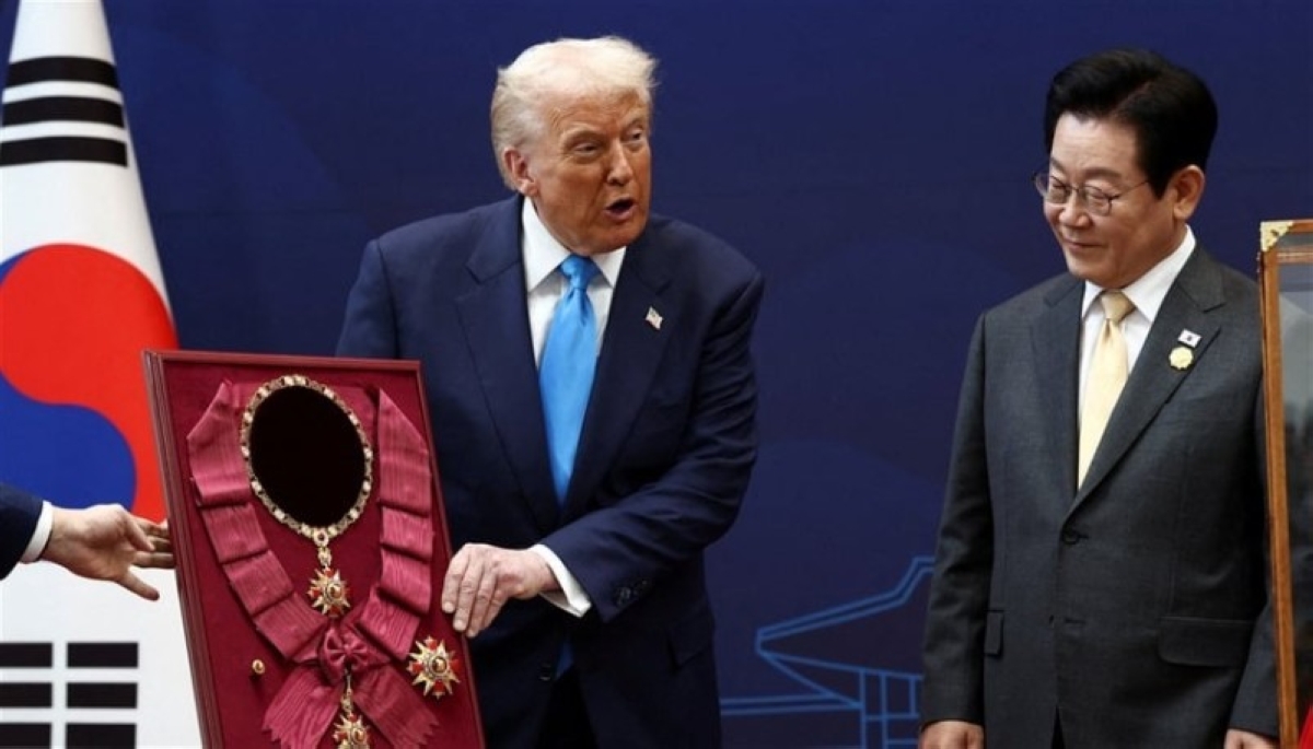 كوريا الجنوبية تفاجئ ترمب بأرفع وسام وتاج ذهبي كوريا الجنوبية تفاجئ ترمب بأرفع وسام وتاج ذهبي
